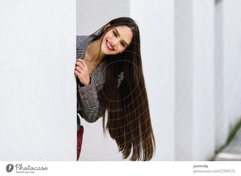 Junges schönes Mädchen mit sehr langen Haaren, das vor der Kamera lächelt. Lifestyle Stil Haare & Frisuren Winter Mensch feminin Junge Frau Jugendliche