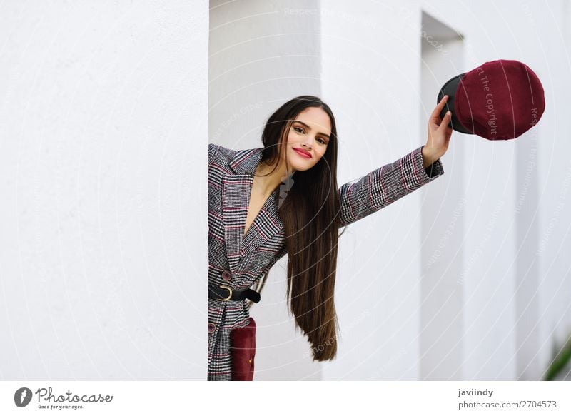 Junges schönes Mädchen mit sehr langen Haaren, das auf die Kamera schaut. Lifestyle Stil Haare & Frisuren Winter Mensch feminin Junge Frau Jugendliche