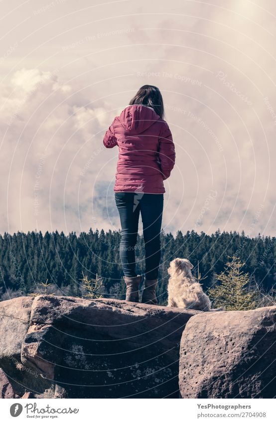 Tausendjähriges Mädchen und ihr Hund auf Bergfelsen Freude Erholung Ferien & Urlaub & Reisen Ausflug Abenteuer Berge u. Gebirge wandern Mensch feminin