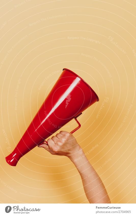 Female hand holding megaphone feminin 1 Mensch Kommunizieren Streik Durchsage Ansage Sprache Respekt Megaphon rot gelb Aufstand Demonstration Sprachrohr