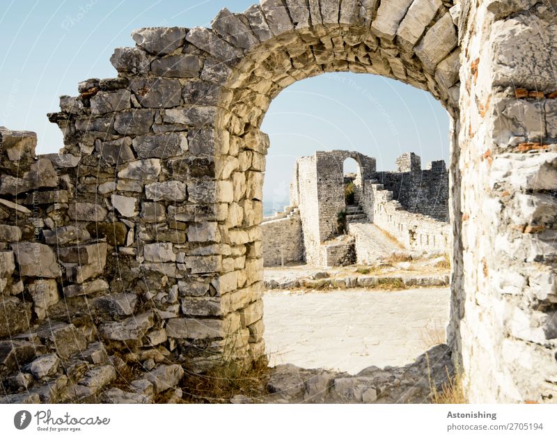 altes Tor Umwelt Natur Himmel Beratung Albanien Stadt Altstadt Haus Ruine Bauwerk Gebäude Mauer Wand Tür Berat Castle historisch blau grau Stein Steinmauer