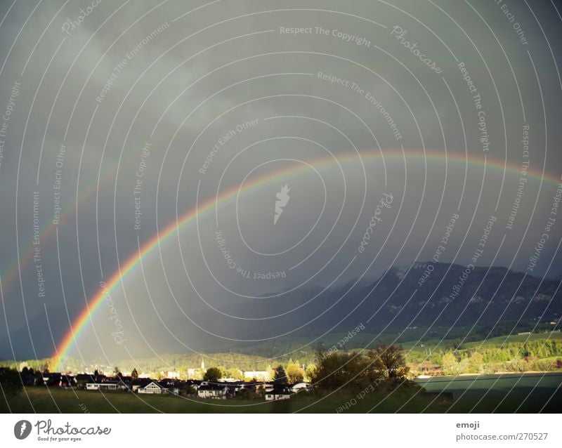 und weil's so schön war Umwelt Natur Landschaft Himmel Klima schlechtes Wetter Unwetter Sturm Dorf Kleinstadt außergewöhnlich dunkel Regenbogen Naturwunder