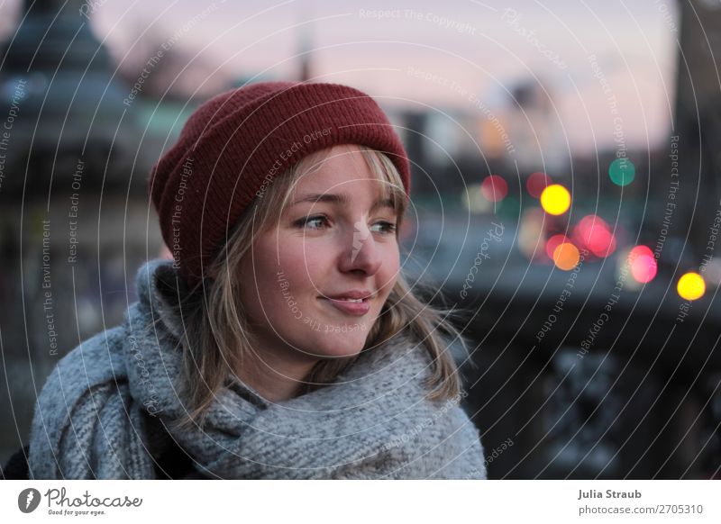 Frau mit Mütze und Schal an den Landungsbrücken im Abendlicht Hamburg Hamburger Hafen Stadt Balkon blond kurzhaarig Pony Lächeln Blick stehen Coolness glänzend