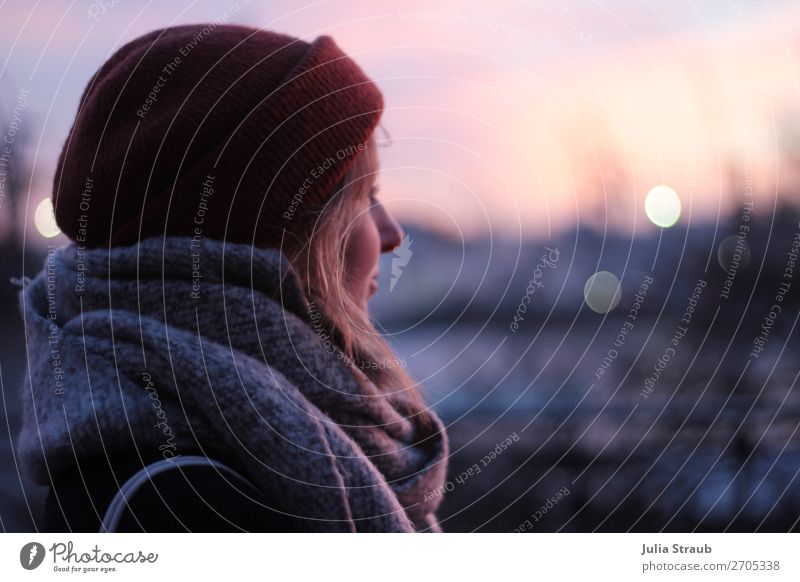 Frau Licht Winter Mütze Abendrot feminin Erwachsene 1 Mensch 18-30 Jahre Jugendliche Landschaft Schal beobachten Blick stehen rosa Sorge Sehnsucht Heimweh