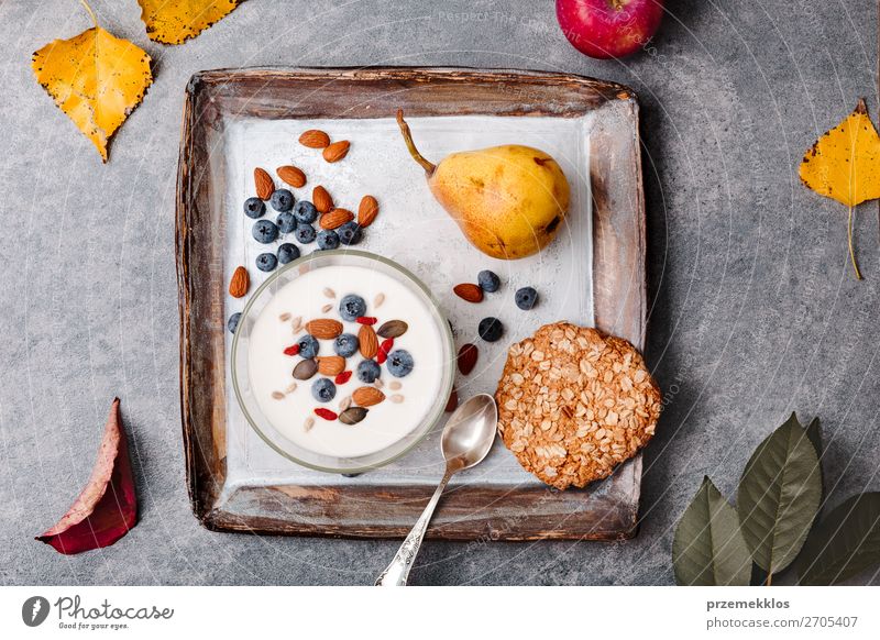 Frühstück auf dem Tisch. Joghurt mit Heidelbeer- und Mandelnzusatz Lebensmittel Milcherzeugnisse Frucht Apfel Getreide Brot Dessert Ernährung Essen Mittagessen