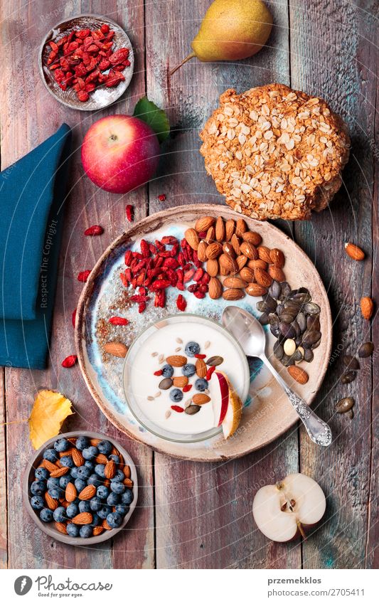 Frühstück auf dem Tisch. Joghurt mit Heidelbeer- und Mandelnzusatz Lebensmittel Milcherzeugnisse Frucht Apfel Getreide Brot Dessert Ernährung Essen Mittagessen