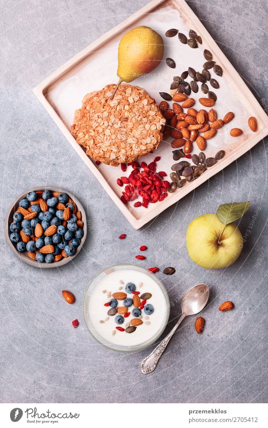 Frühstück auf dem Tisch. Joghurt mit Heidelbeer- und Mandelnzusatz Lebensmittel Milcherzeugnisse Frucht Apfel Brot Dessert Ernährung Essen Mittagessen