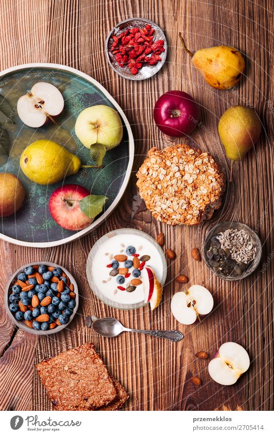 Frühstück auf dem Tisch. Joghurt mit Heidelbeer- und Mandelnzusatz Lebensmittel Milcherzeugnisse Frucht Apfel Brot Dessert Ernährung Essen Mittagessen