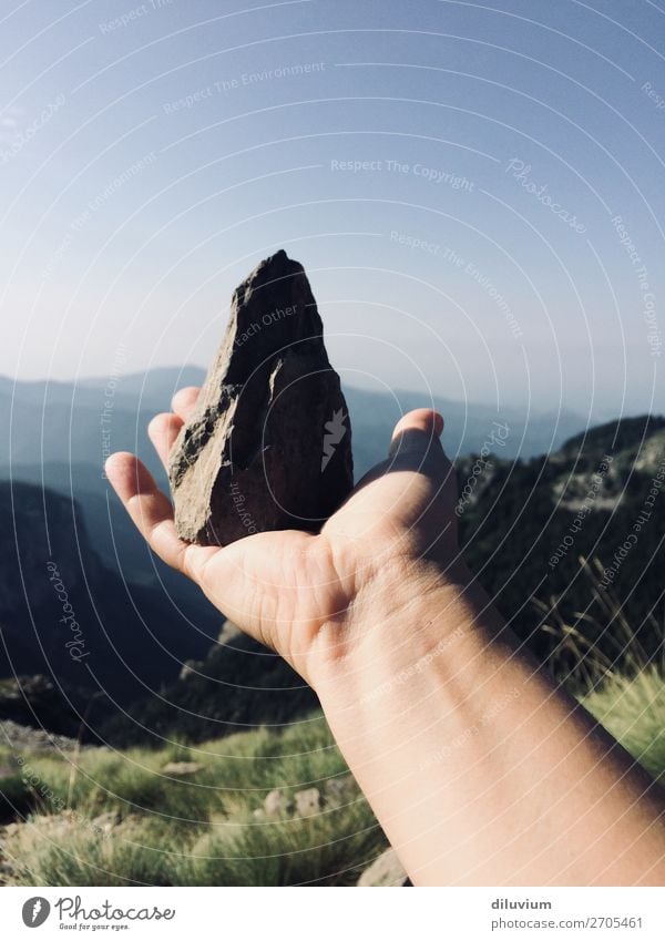 suiseki wandern Berge u. Gebirge Arme Hand Finger 1 Mensch 18-30 Jahre Jugendliche Erwachsene Natur Landschaft Wolkenloser Himmel Horizont Alpen Stein