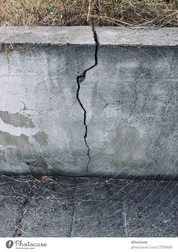 bruchstück Gras Mauer Wand Bodenbelag Stein Asphalt Riss kaputt grau Verfall Wandel & Veränderung Farbfoto Gedeckte Farben Außenaufnahme Strukturen & Formen