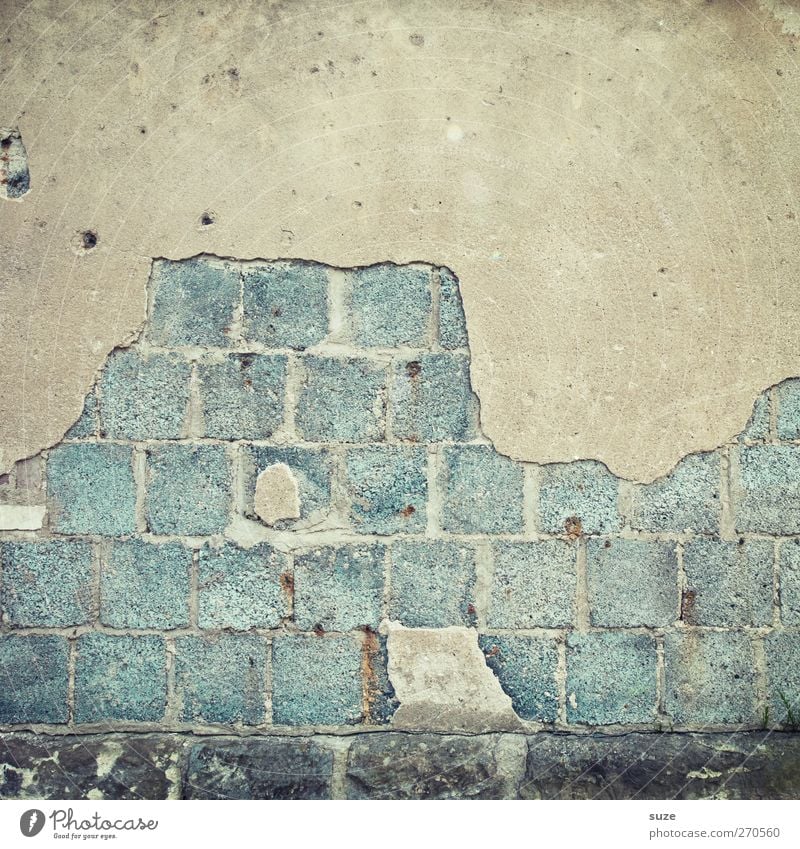 Wandtafelberg Haus Mauer Fassade Stein alt dreckig einfach kaputt trist trocken Verfall Vergänglichkeit Putz Zahn der Zeit Hintergrundbild abblättern verfallen