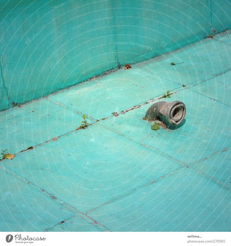 Abhöraffäre leer Schwimmbad Bassin Pool Wasserrohr Abflussrohr Fliesen u. Kacheln Becken trocken türkis Verfall Saisonbeginn Spitzel Lauschangriff Menschenleer