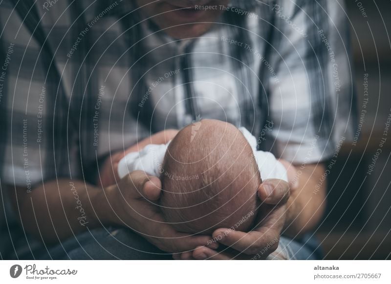 Vater hält neugeborenen Sohn zur Tageszeit. Konzept der glücklichen Familie. Lifestyle Freude Glück Leben Erholung Freizeit & Hobby Spielen