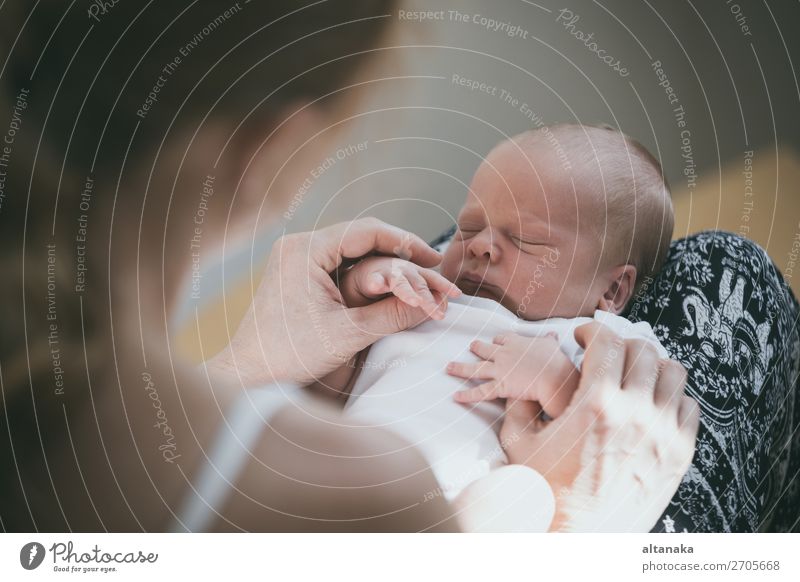 Mutter hält neugeborenen Sohn zur Tageszeit. Konzept der glücklichen Familie. Lifestyle Freude Glück Leben Erholung Freizeit & Hobby Spielen