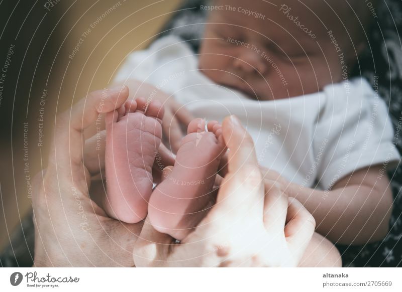 Mutter hält neugeborenen Sohn zur Tageszeit. Konzept der glücklichen Familie. Lifestyle Freude Glück Leben Erholung Freizeit & Hobby Spielen