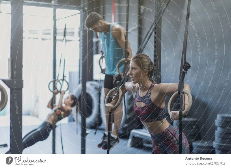 Menschen trainieren in der Turnhalle olimpische Ringe und Kinnbalken. Sport Fitness Sport-Training Leichtathletik Sportler Sportmannschaft Frau Erwachsene Mann