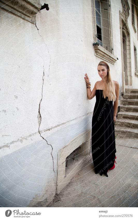 lady feminin Junge Frau Jugendliche 1 Mensch 18-30 Jahre Erwachsene Mauer Wand Fassade Mode Kleid schön elegant Farbfoto Außenaufnahme Textfreiraum links Tag