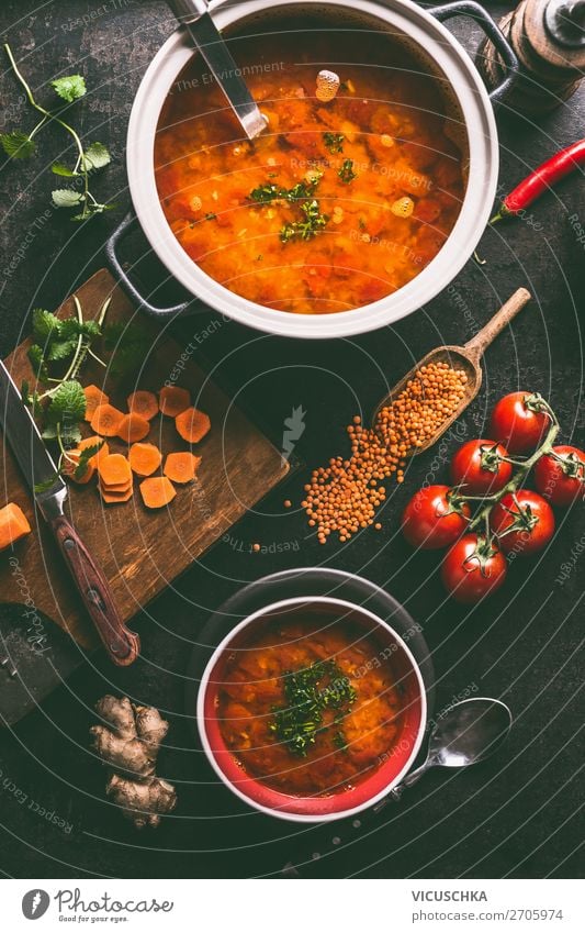 Rote Linsensuppe im Topf und in der Schüssel Lebensmittel Suppe Eintopf Ernährung Mittagessen Abendessen Bioprodukte Vegetarische Ernährung Diät Geschirr