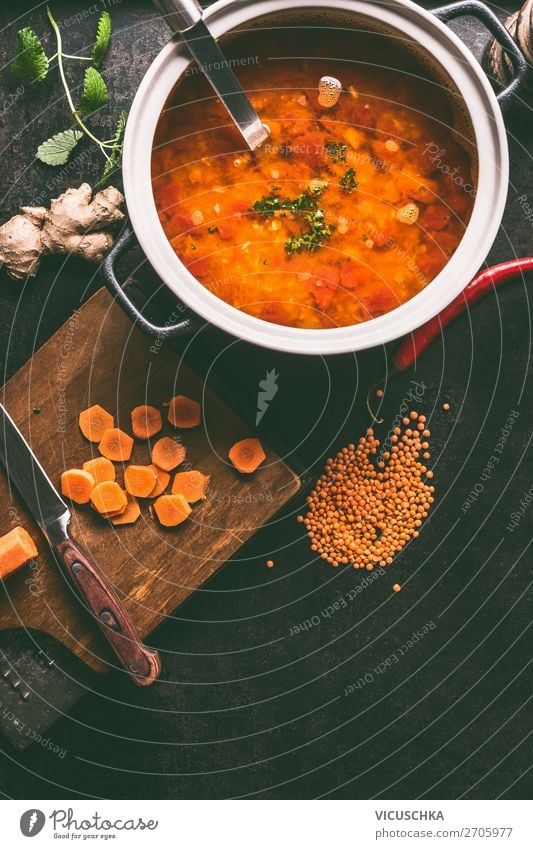 Kochtopf mit leckerer Linsensuppe Lebensmittel Suppe Eintopf Mittagessen Bioprodukte Vegetarische Ernährung Diät Topf Stil Design Gesunde Ernährung