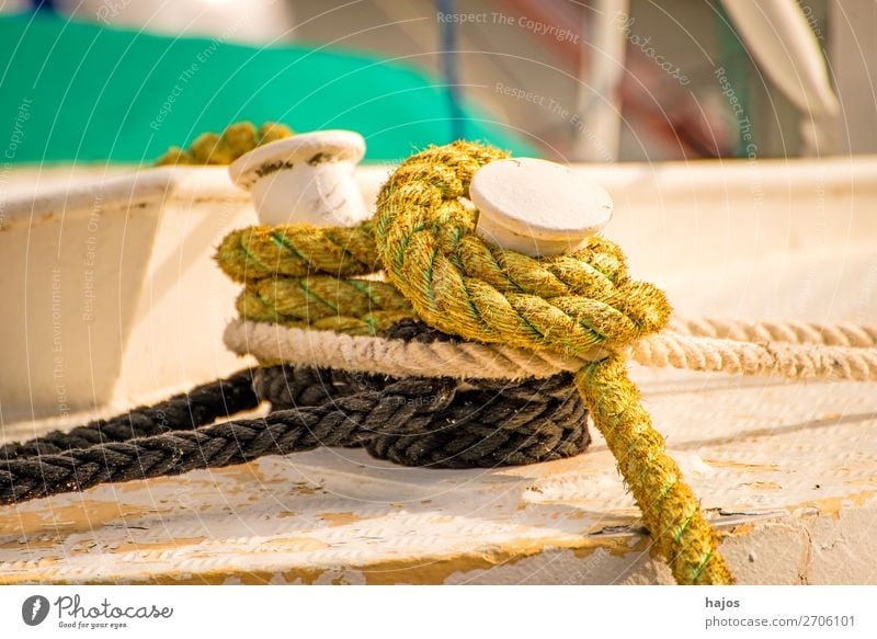 Festmacherleine auf einem Fischkutter Design Schifffahrt Fischerboot maritim braun mehrfarbig Taue verknotete festgemacht verzurrt Boot Pol Hafen vertä Hanfseil