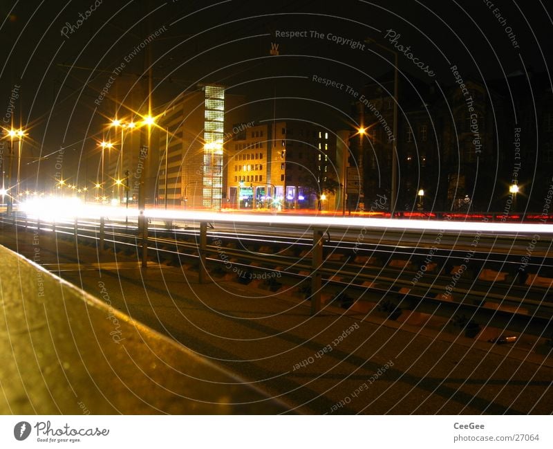 Dresden bei Nacht Stadt dunkel schwarz Licht Langzeitbelichtung Lampe Laterne Europa Skyline Straße Beleuchtung Abend PKW