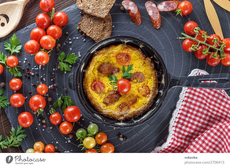 Omelett aus Hühnereiern mit roten Kirschtomaten Lebensmittel Wurstwaren Gemüse Kräuter & Gewürze Ernährung Frühstück Mittagessen Abendessen Pfanne Tisch Holz