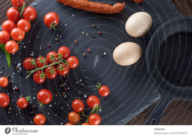 zwei rohe Eier in der Eierschale, frische rote Kirschtomaten Wurstwaren Gemüse Kräuter & Gewürze Ernährung Frühstück Mittagessen Abendessen Pfanne Tisch Küche