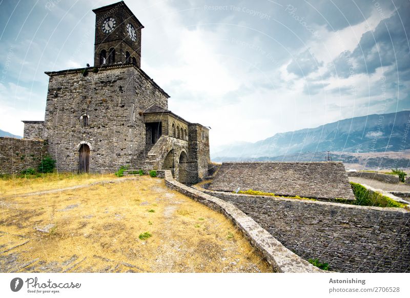 Uhrturm in Gjirokastra Umwelt Natur Himmel Wolken Horizont Wetter Gras Sträucher Hügel Berge u. Gebirge Albanien Stadt Altstadt Turm Bauwerk Gebäude Architektur