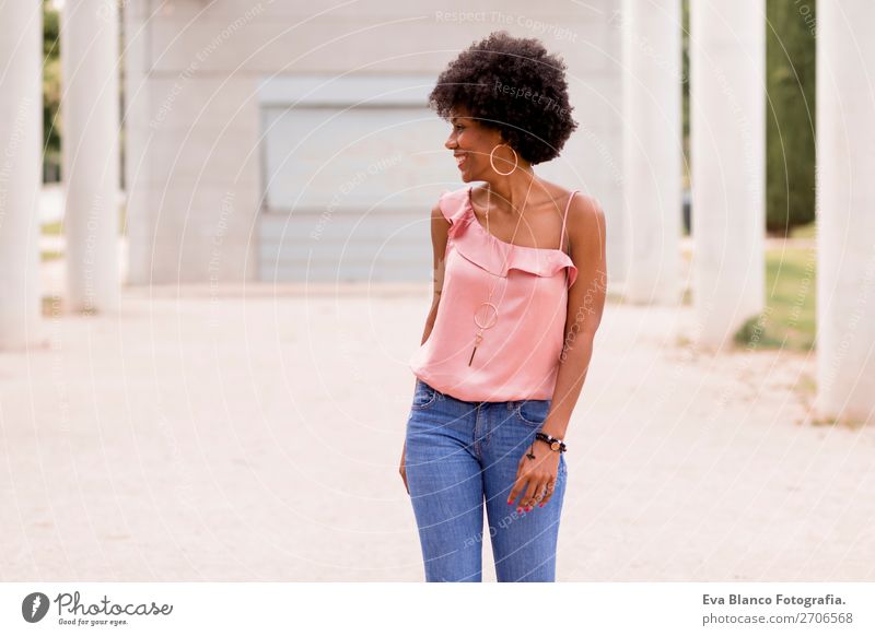 schöne afroamerikanische Frau im Gespräch auf dem Handy Lifestyle Glück Haare & Frisuren Sommer Erwachsene Landschaft Park Mode Jeanshose Afro-Look Lächeln