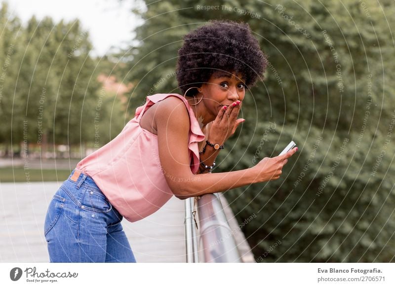 schöne afroamerikanische Frau im Gespräch auf dem Handy Lifestyle Stil Glück Haare & Frisuren Freizeit & Hobby Sommer sprechen Technik & Technologie feminin