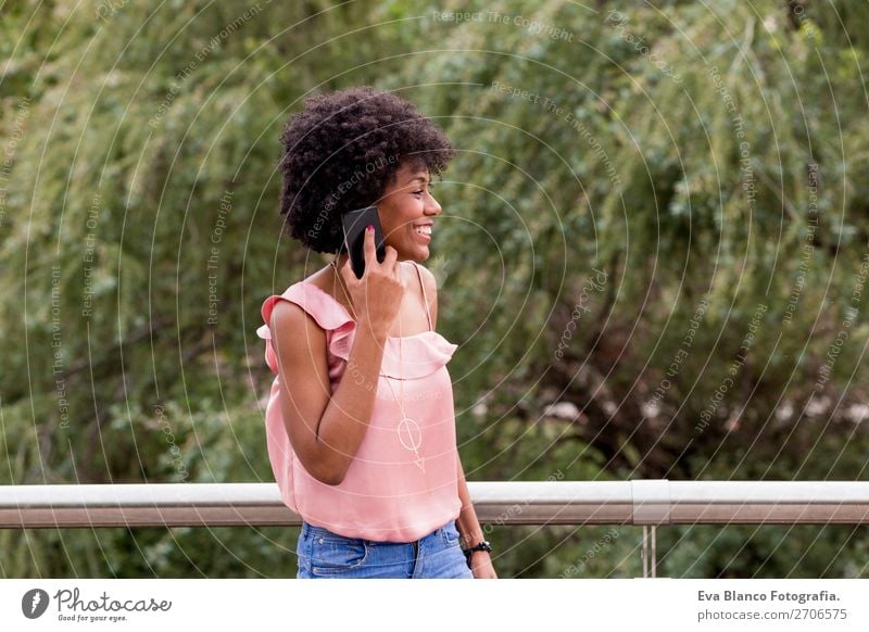 schöne afroamerikanische Frau im Gespräch auf dem Handy Lifestyle Stil Glück Haare & Frisuren Freizeit & Hobby Sommer sprechen Technik & Technologie Internet