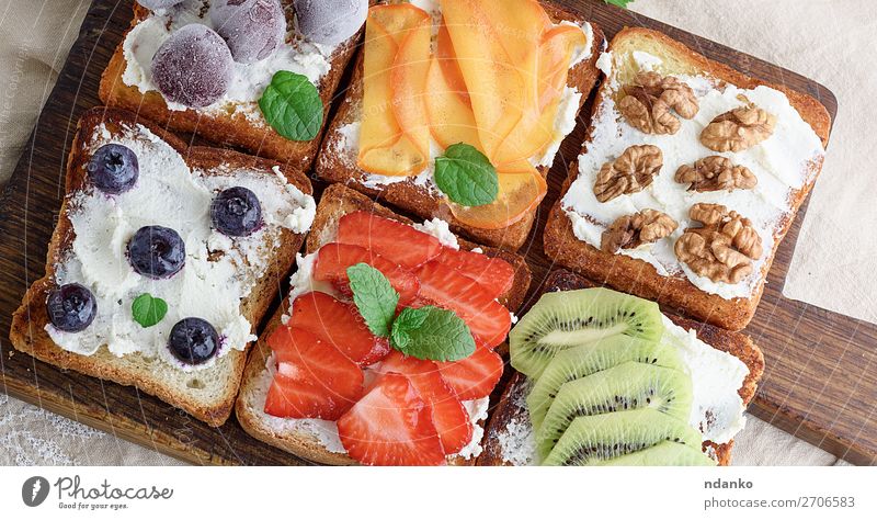 Französische Toasts mit Weichkäse Käse Frucht Brot Dessert Frühstück Mittagessen Holz frisch oben weich grün weiß Amuse-Gueule Hintergrund Beeren Blaubeeren