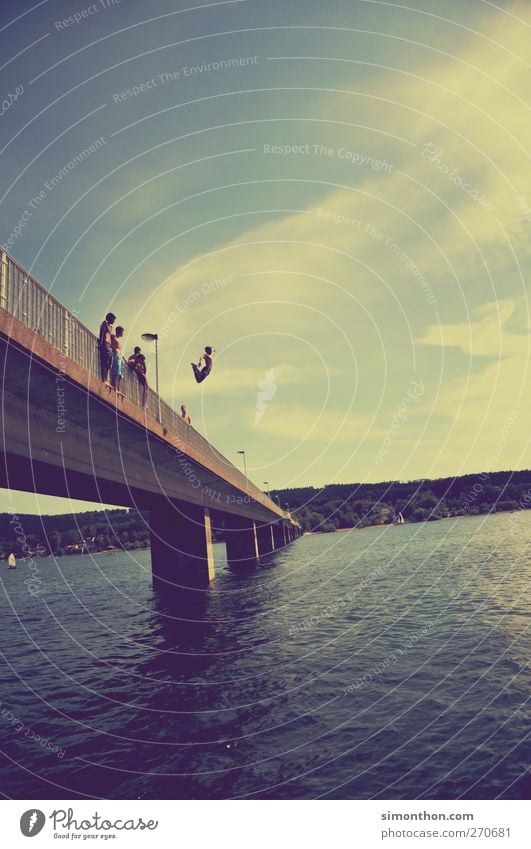 sprung ins nass Mensch springen Brücke Schwimmen & Baden Sommerurlaub sommerlich Sommerabend Sommertag Sommerferien See Freiheit frei fliegen Jugendliche