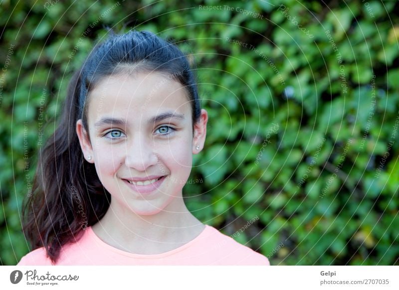 Glückliches Mädchen mit blauen Augen lächelnd. Lifestyle Stil Freude schön Gesicht ruhig Sommer Kind Mensch Frau Erwachsene Jugendliche Baum Mode brünett