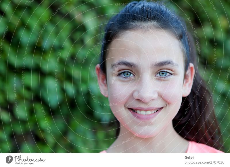 Glückliches Mädchen mit blauen Augen lächelnd. Lifestyle Stil Freude schön Gesicht ruhig Sommer Kind Mensch Frau Erwachsene Jugendliche Baum Mode brünett