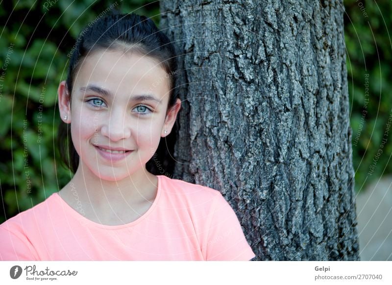 Glückliches Mädchen mit blauen Augen lächelnd. Lifestyle Stil Freude schön Gesicht ruhig Sommer Kind Mensch Frau Erwachsene Jugendliche Baum Mode brünett