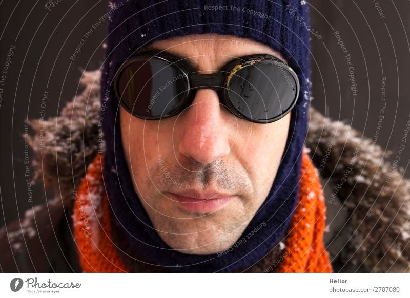 Ein Abenteurer im Winter mit altmodischer Sonnenbrille Stil Ferien & Urlaub & Reisen Abenteuer Expedition Schnee Wintersport Mann Erwachsene 1 Mensch