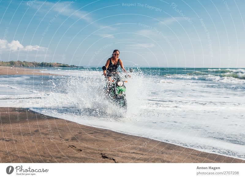 Junge afroamerikanische Frau, die Enduro-Motorrad fährt. Lifestyle Ferien & Urlaub & Reisen Ausflug Abenteuer Ferne Freiheit Strand Meer Wellen Sport Motorsport