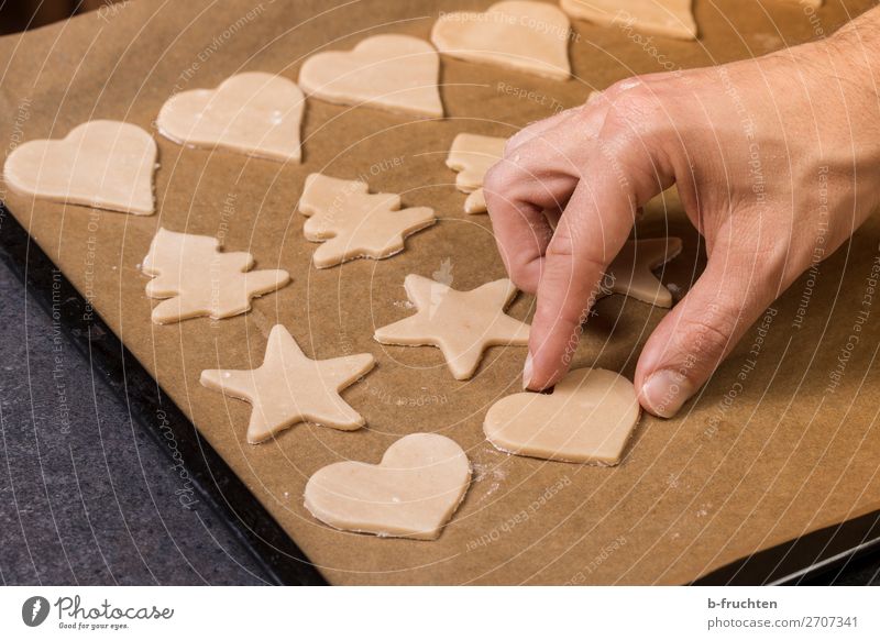 Kekse backen Lebensmittel Teigwaren Backwaren Süßwaren Küche Weihnachten & Advent Koch Gastronomie Hand Finger Herz Arbeit & Erwerbstätigkeit wählen berühren