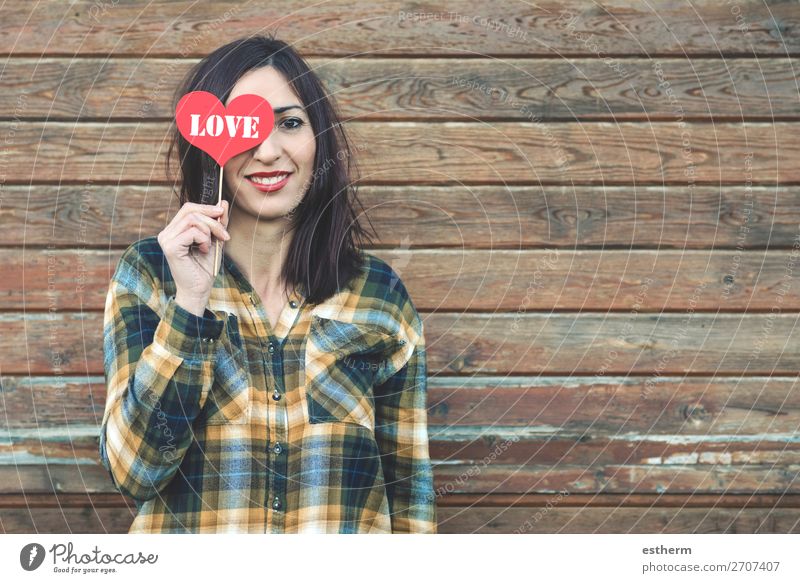 Liebe, junge Frau mit einem Herzen, das ihm die Augen bedeckt. Lifestyle Stil Freude schön Gesicht Ferien & Urlaub & Reisen Sommer Feste & Feiern Valentinstag