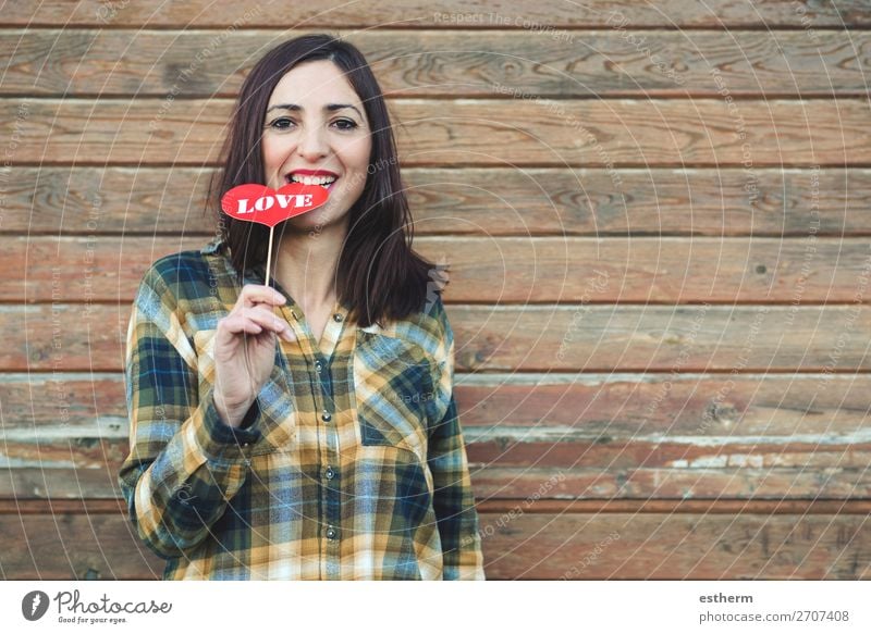 Liebe, junge Frau, die einen Lutscher in seinem Mund hält. Lifestyle Stil Freude schön Gesicht Feste & Feiern Valentinstag Mensch feminin Junge Frau Jugendliche