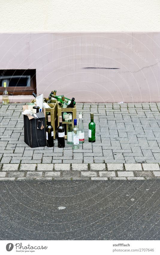 Der Rest vom Fest Rauschmittel Alkohol Nachtleben Bar Cocktailbar ausgehen Feste & Feiern trinken Jahrmarkt Gastronomie Feierabend Dorf Mauer Wand Flasche Wein