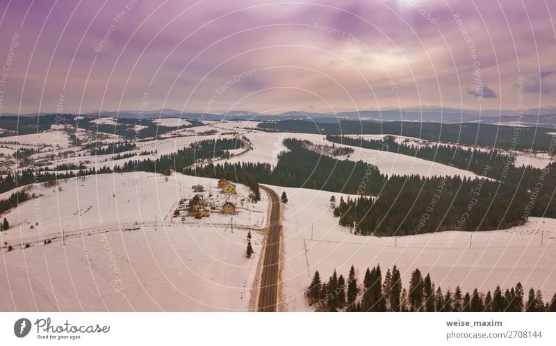 Ländliche Luftaufnahme der Straße, die zum Horizont führt. Ferien & Urlaub & Reisen Tourismus Ausflug Ferne Sightseeing Winter Schnee Berge u. Gebirge Haus