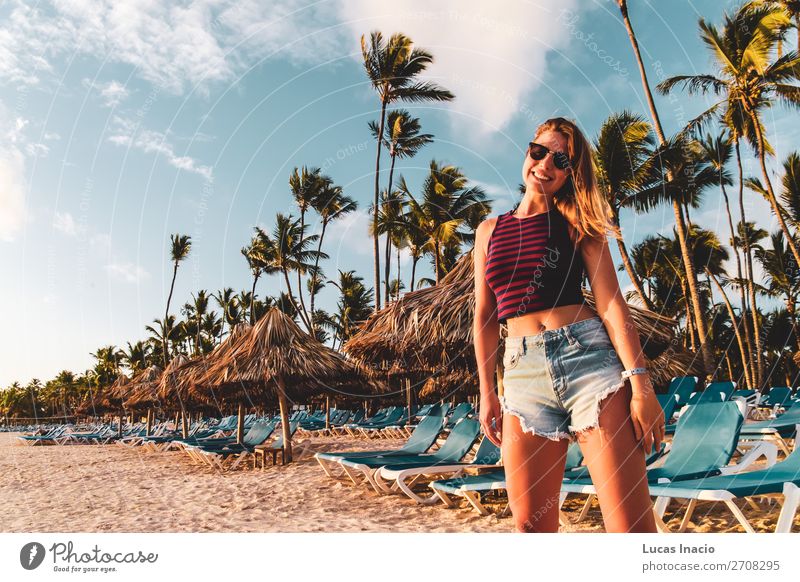 Mädchen an den Bavaro Stränden in Punta Cana, Dominikanische Republik Glück Erholung Spa Ferien & Urlaub & Reisen Tourismus Sommer Strand Meer Insel Frau