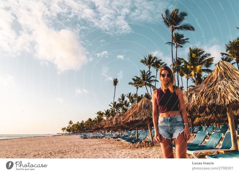 Mädchen an den Bavaro Stränden in Punta Cana, Dominikanische Republik Glück Erholung Spa Ferien & Urlaub & Reisen Tourismus Sommer Strand Meer Insel Frau