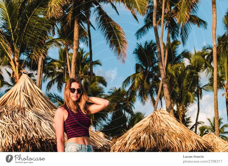 Mädchen an den Bavaro Stränden in Punta Cana, Dominikanische Republik Glück Ferien & Urlaub & Reisen Tourismus Sommer Strand Meer Insel Frau Erwachsene Umwelt