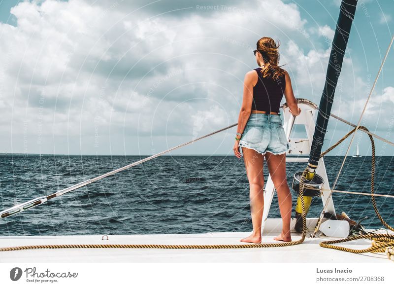 Mädchen in einem Boot nahe der Insel Saona, Dominikanische Republik Glück Ferien & Urlaub & Reisen Tourismus Sommer Strand Meer Frau Erwachsene Umwelt Natur