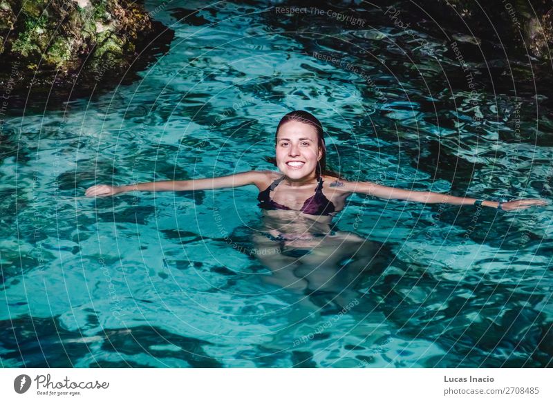 Mädchen bei Hoyo Azul in Punta Cana, Dominikanische Republik Glück Ferien & Urlaub & Reisen Tourismus Sommer Insel Frau Erwachsene blond rothaarig Lächeln