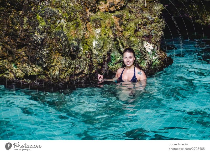 Mädchen bei Hoyo Azul in Punta Cana, Dominikanische Republik Glück Ferien & Urlaub & Reisen Tourismus Sommer Insel Frau Erwachsene blond rothaarig Lächeln