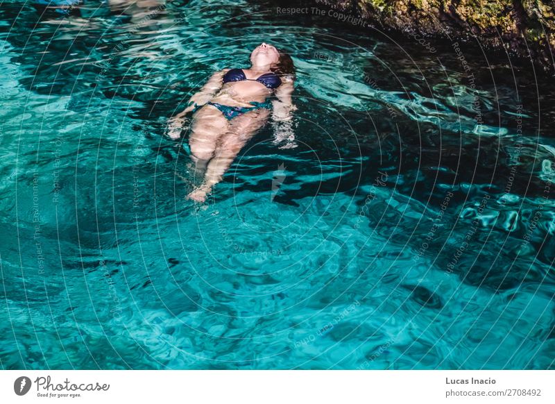 Mädchen bei Hoyo Azul in Punta Cana, Dominikanische Republik Glück Ferien & Urlaub & Reisen Tourismus Sommer Insel Mensch feminin Junge Frau Jugendliche